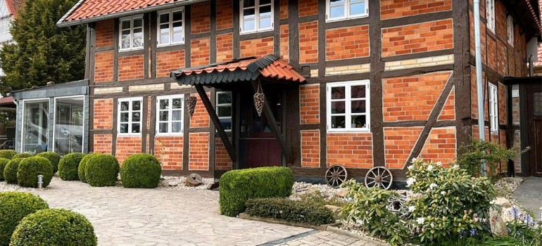 Ziegelplatten aus echter Abbruchziegel und Naturstein - Charakter und Beständigkeit der Fassade Ihres Hauses